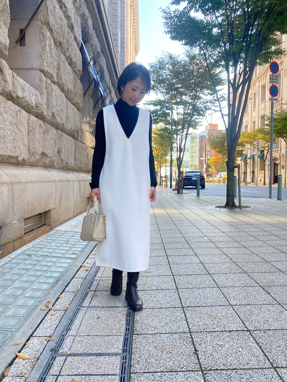 ホワイト系のワンピースを着用したレディースの秋コーディネートの2枚目の写真