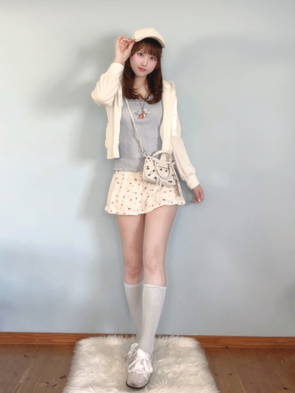ブルー系のTシャツ/カットソー、ホワイト系のショルダーバッグ、ホワイト系のその他パンツを着用したレディースの春コーディネートの2枚目の写真