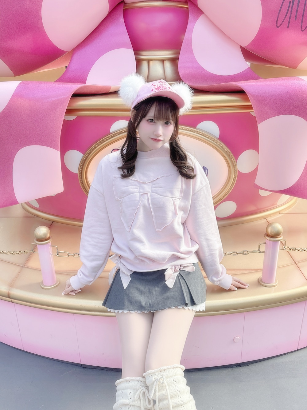 ピンク系のスウェット、グレー系のスカート、ブルー系のダウンジャケット/コートを着用したレディースの冬コーディネートの2枚目の写真