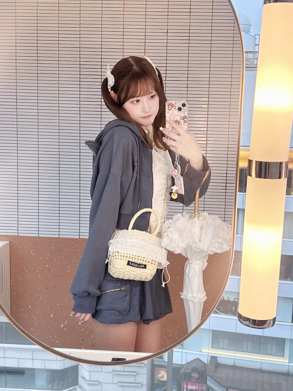 ブルー系のスカート、ブルー系のパーカー、ホワイト系のトップスを着用したレディースの夏コーディネートの2枚目の写真
