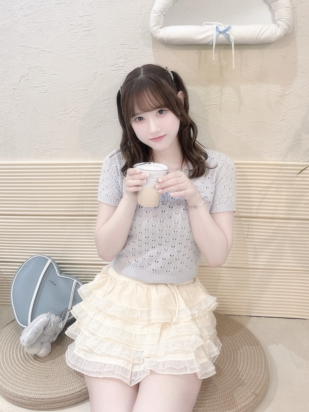 ブルー系のニット/セーター、ベージュ系のその他パンツ、ブルー系のバッグを着用したレディースの秋コーディネートの2枚目の写真