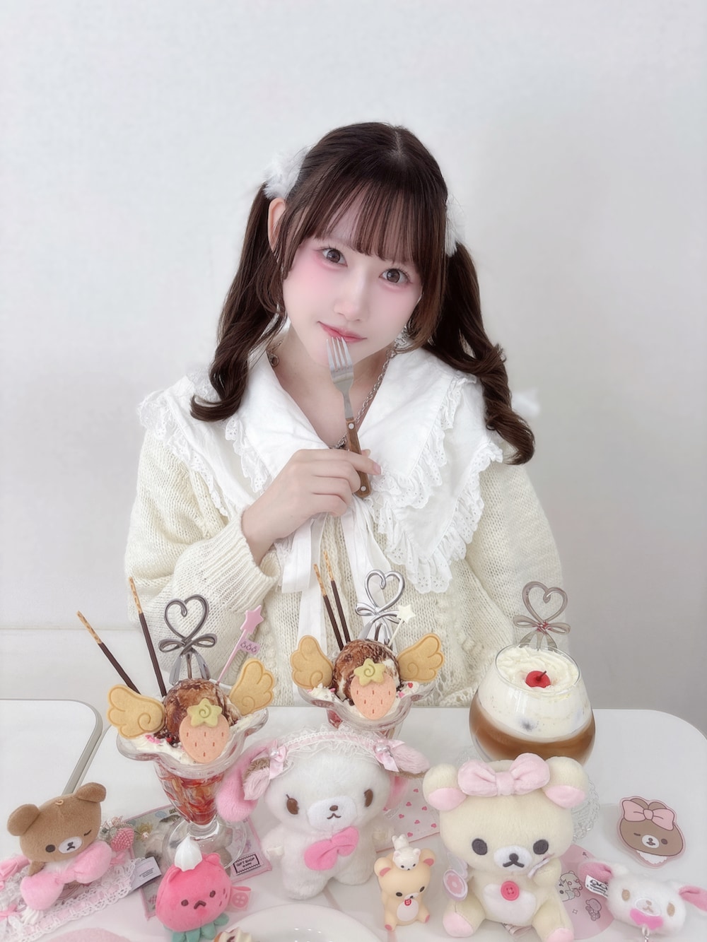 ピンク系のジャケット/アウター、ホワイト系のワンピース、ホワイト系のカーディガン/ボレロを着用したレディースの冬コーディネートの3枚目の写真