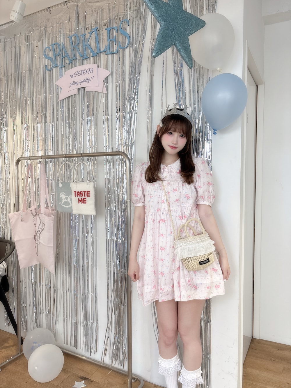 ピンク系のワンピース、その他のショルダーバッグ、ホワイト系のスニーカーを着用したレディースの夏コーディネートの2枚目の写真