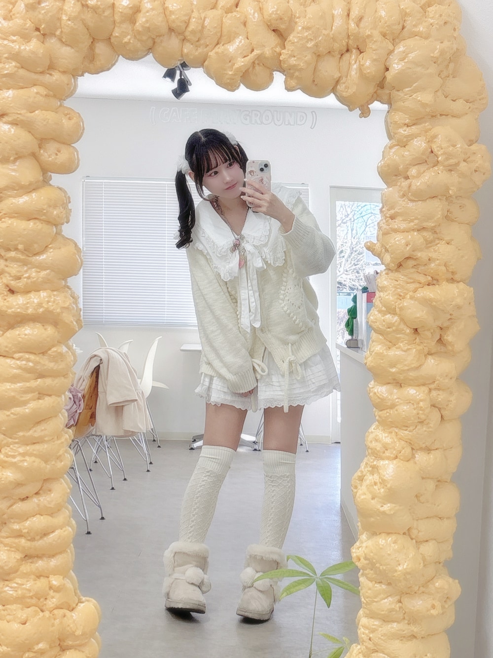 ピンク系のジャケット/アウター、ホワイト系のワンピース、ホワイト系のカーディガン/ボレロを着用したレディースの冬コーディネートの2枚目の写真