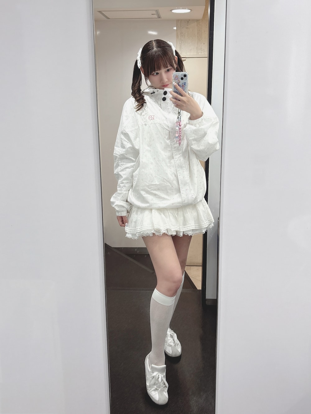 ホワイト系のTシャツ/カットソー、ホワイト系のジャケット/アウター、ホワイト系のチュニックを着用したレディースの春コーディネートの2枚目の写真