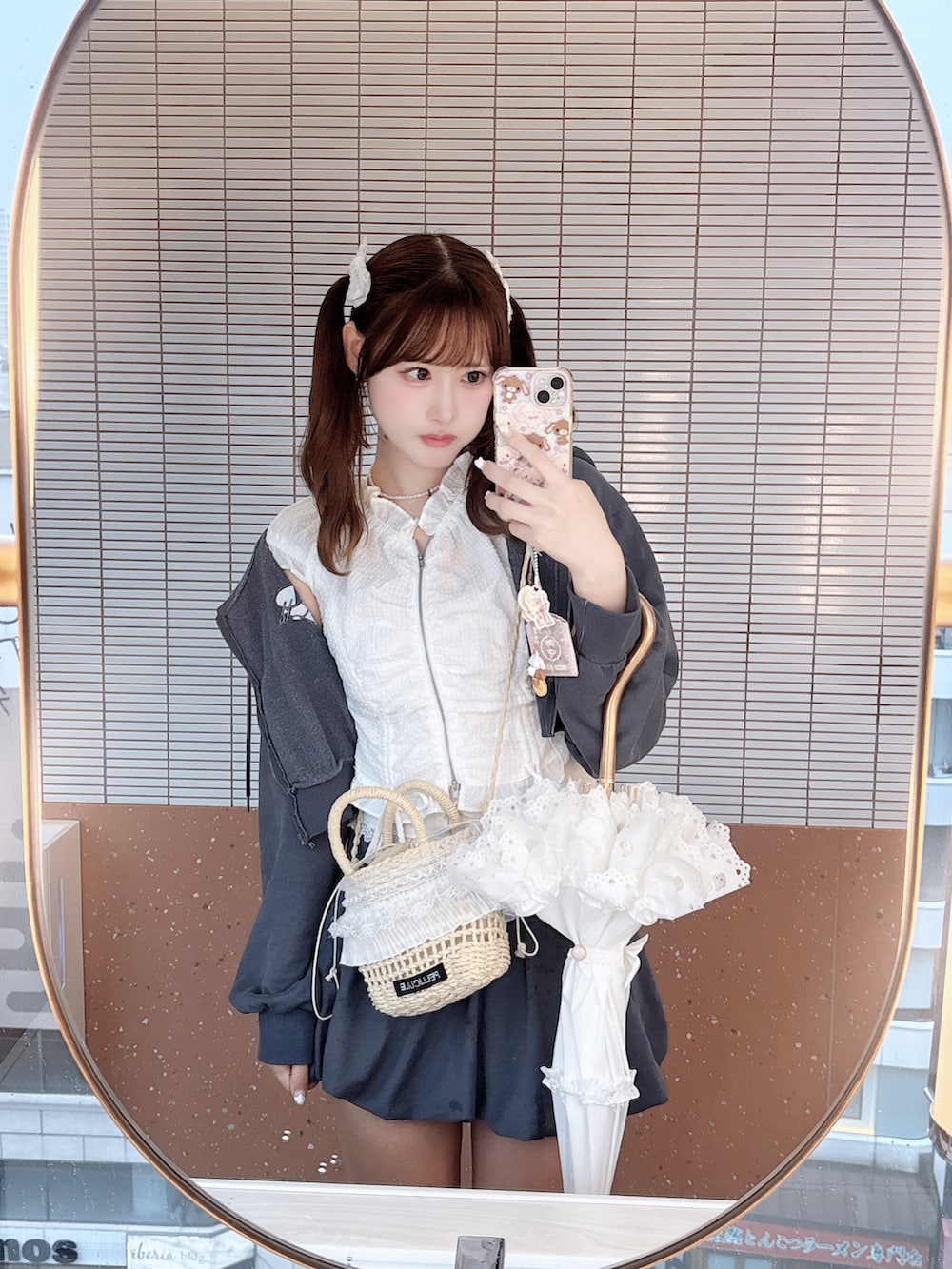ブルー系のスカート、ブルー系のパーカー、ホワイト系のトップスを着用したレディースの夏コーディネートの3枚目の写真