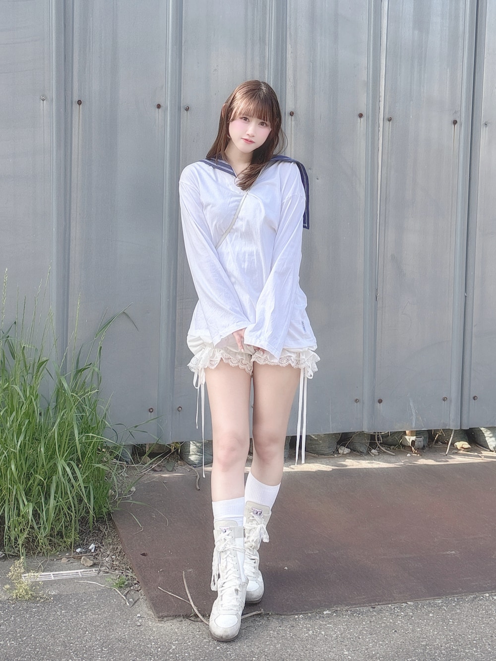 ホワイト系のTシャツ/カットソー、ホワイト系のパンツ、ホワイト系のブーツを着用したレディースの春コーディネートの4枚目の写真