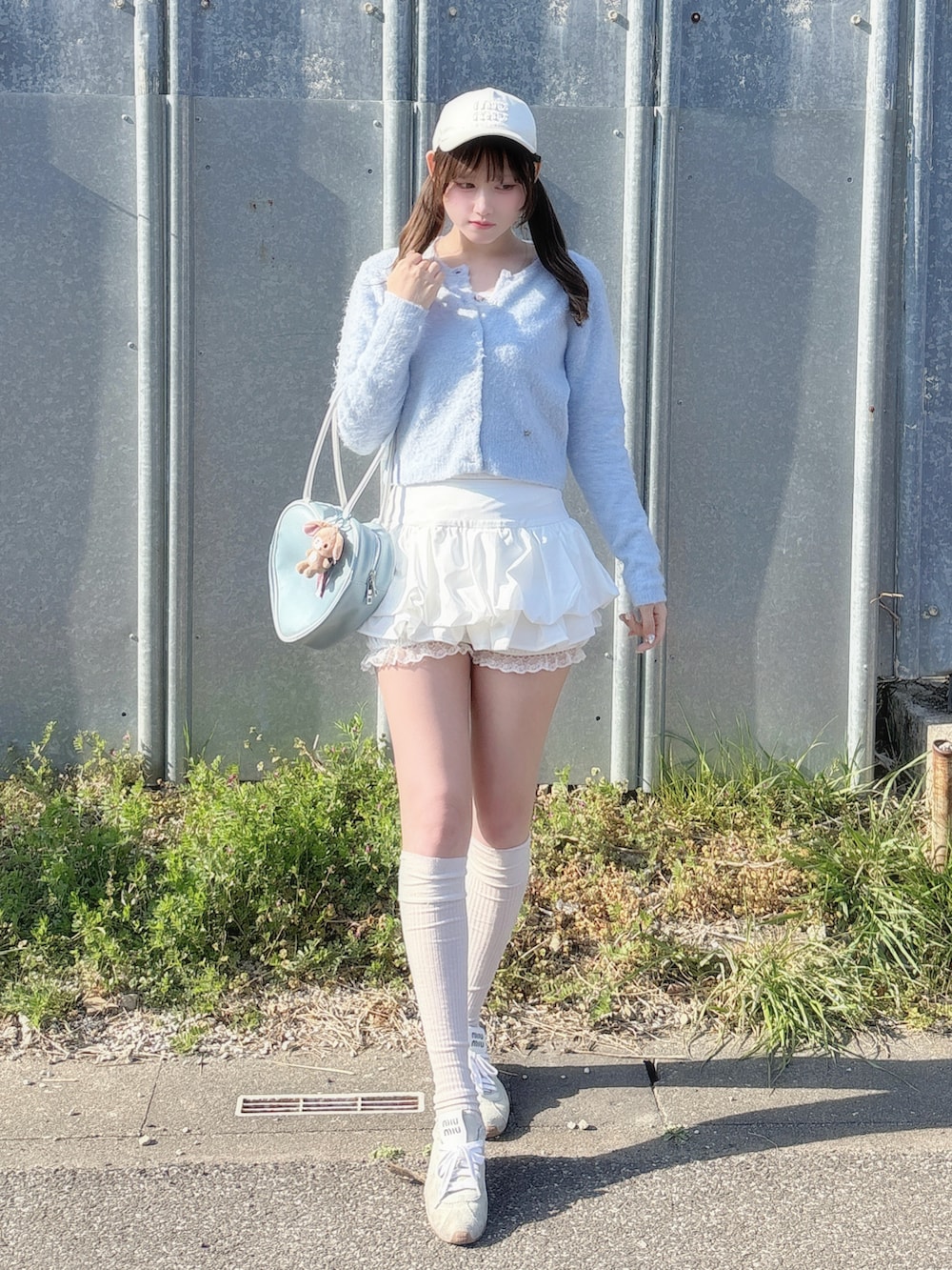 ブルー系のカーディガン/ボレロ、ホワイト系のトップス、ホワイト系のスカートを着用したレディースの春コーディネートの2枚目の写真