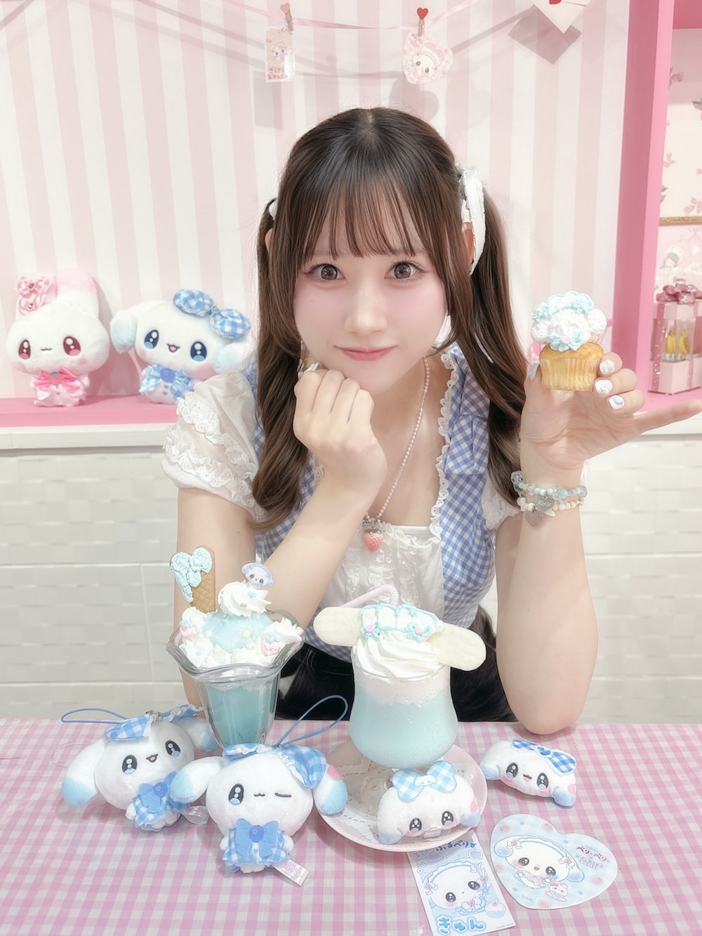 ブルー系のトップス、ホワイト系のパーカー、ブラック系のデニムスカートを着用したレディースの春コーディネートの3枚目の写真