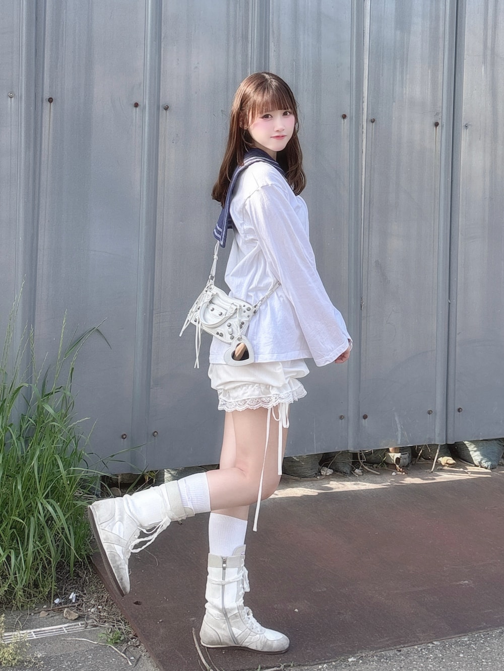 ホワイト系のTシャツ/カットソー、ホワイト系のパンツ、ホワイト系のブーツを着用したレディースの春コーディネートの2枚目の写真
