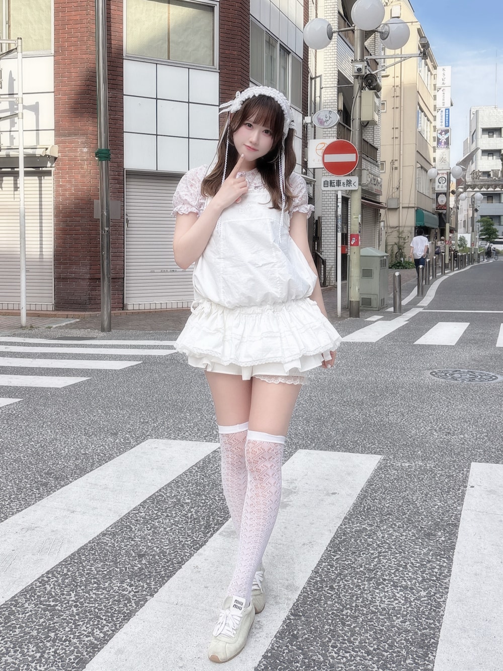 ホワイト系のワンピース、ピンク系のシャツ/ブラウス、ホワイト系のスカートを着用したレディースの春コーディネートの2枚目の写真
