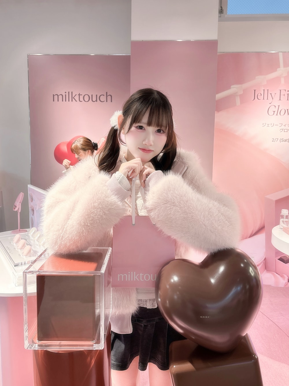 ホワイト系のトップス、ピンク系のジャケット/アウター、ブラック系のデニムスカートを着用したレディースの冬コーディネートの2枚目の写真