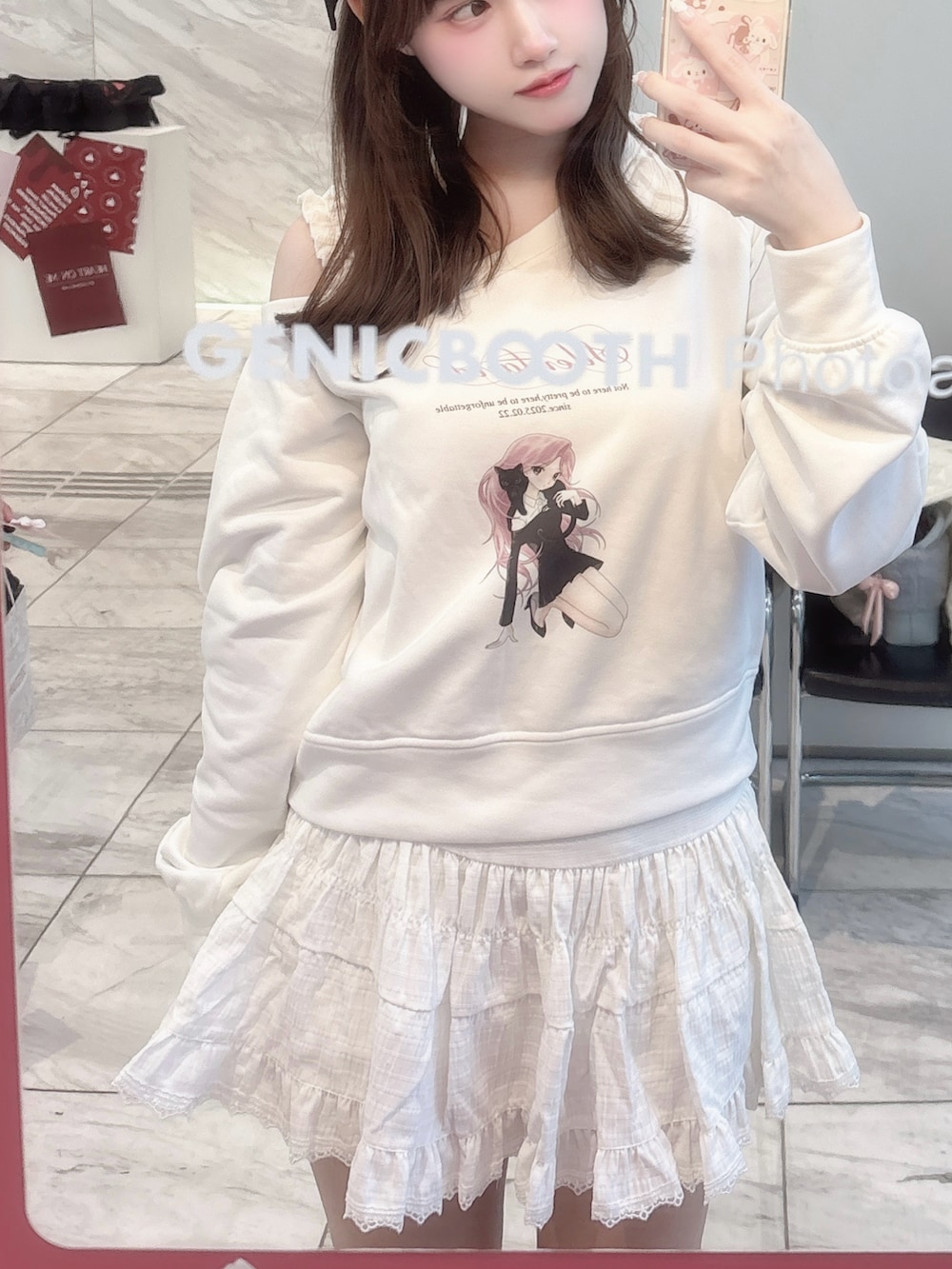 ホワイト系のスカート、ホワイト系のスウェット、ホワイト系のキャミソールを着用したレディースの冬コーディネートの2枚目の写真