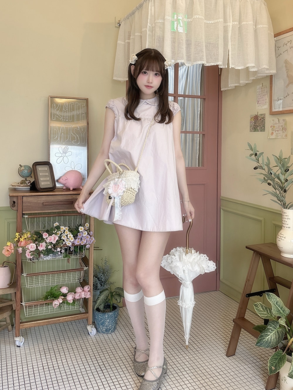 パープル系のワンピース、その他のショルダーバッグ、シルバー系のパンプスを着用したレディースの夏コーディネートの2枚目の写真