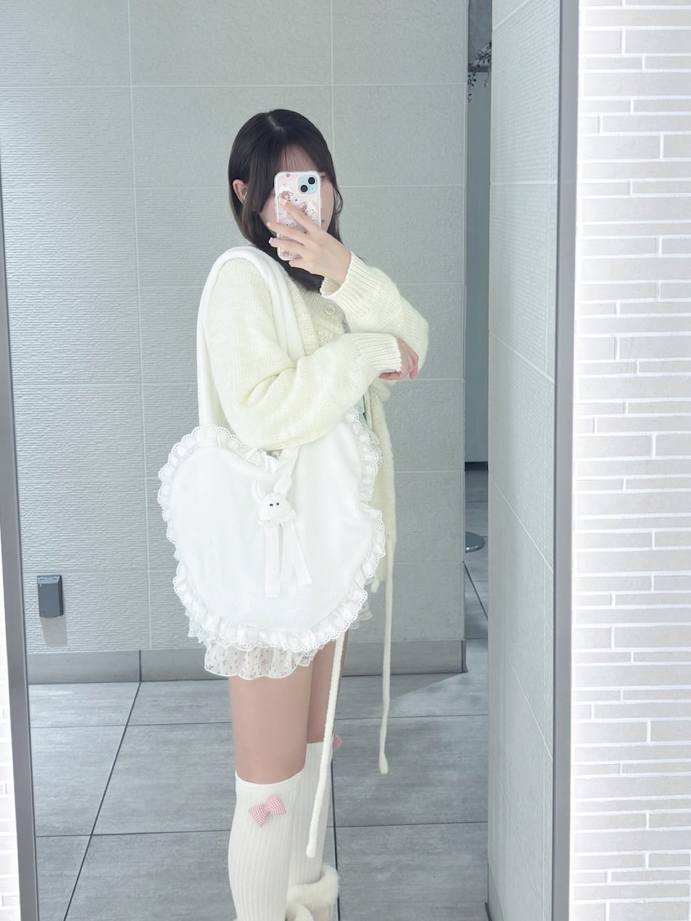 ホワイト系のトップス、ホワイト系のカーディガン/ボレロ、ホワイト系のトートバッグを着用したレディースの秋コーディネートの2枚目の写真