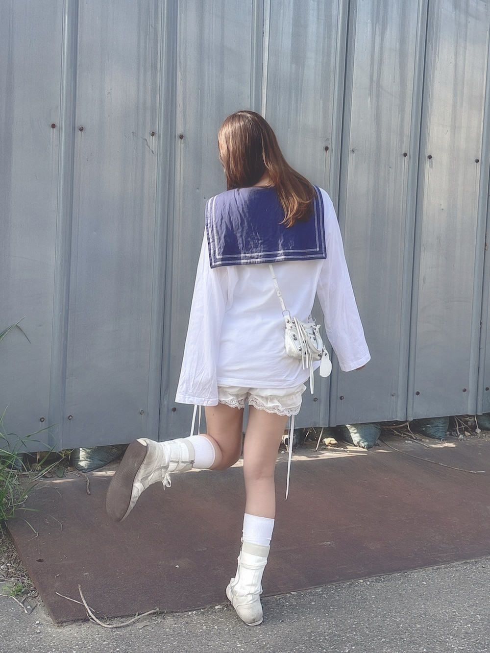 ホワイト系のTシャツ/カットソー、ホワイト系のパンツ、ホワイト系のブーツを着用したレディースの春コーディネートの3枚目の写真