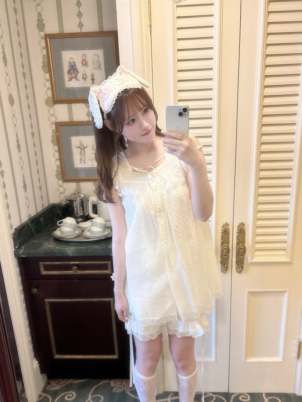 ホワイト系のチュニック、ホワイト系のパンツ、ホワイト系のヘアバンドを着用したレディースの夏コーディネートの2枚目の写真