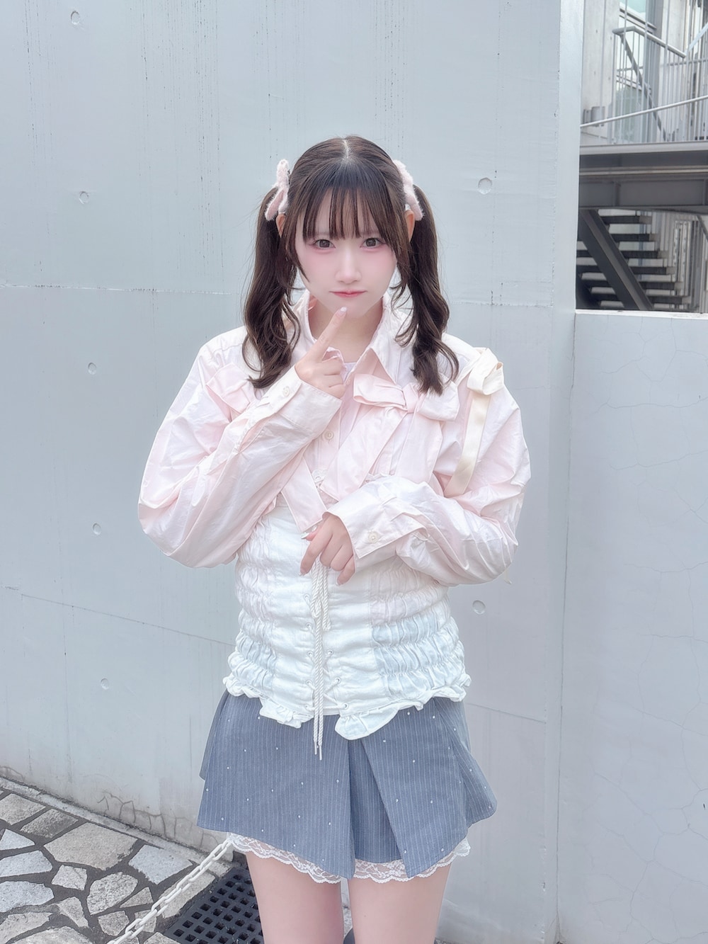 ピンク系のシャツ/ブラウス、グレー系のスカート、ホワイト系のその他トップスを着用したレディースの冬コーディネートの3枚目の写真