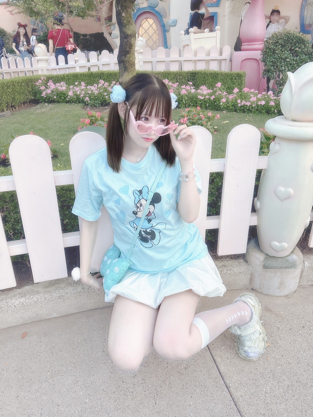 ブルー系のTシャツ/カットソー、ホワイト系のスカート、ホワイト系のシューズを着用したレディースの夏コーディネートの2枚目の写真