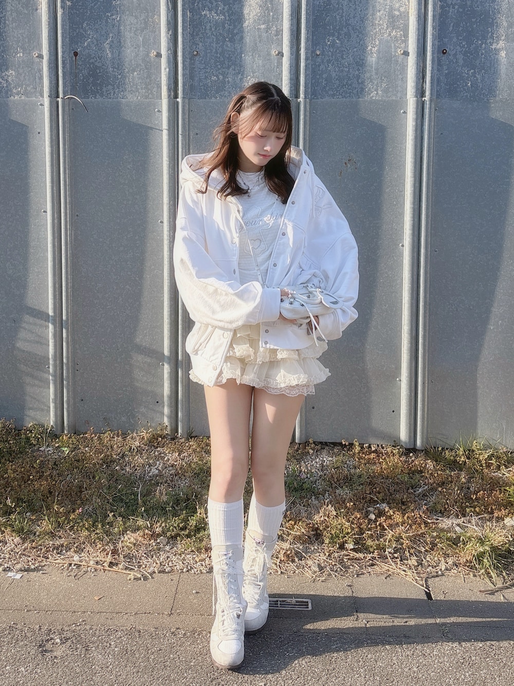 ホワイト系のトップス、ホワイト系のジャケット/アウター、ホワイト系のスカートを着用したレディースの冬コーディネートの2枚目の写真