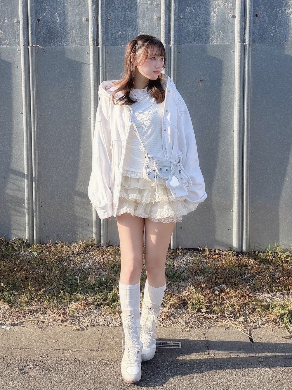 ホワイト系のトップス、ホワイト系のジャケット/アウター、ホワイト系のスカートを着用したレディースの冬コーディネートの3枚目の写真