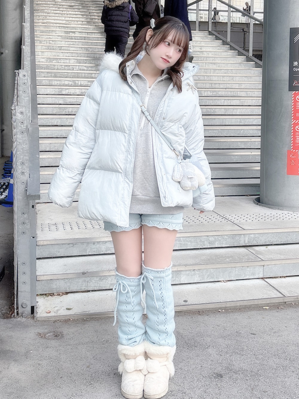 グレー系のスウェット、ブルー系のパンツ、ブルー系のダウンジャケット/コートを着用したレディースの冬コーディネートの3枚目の写真