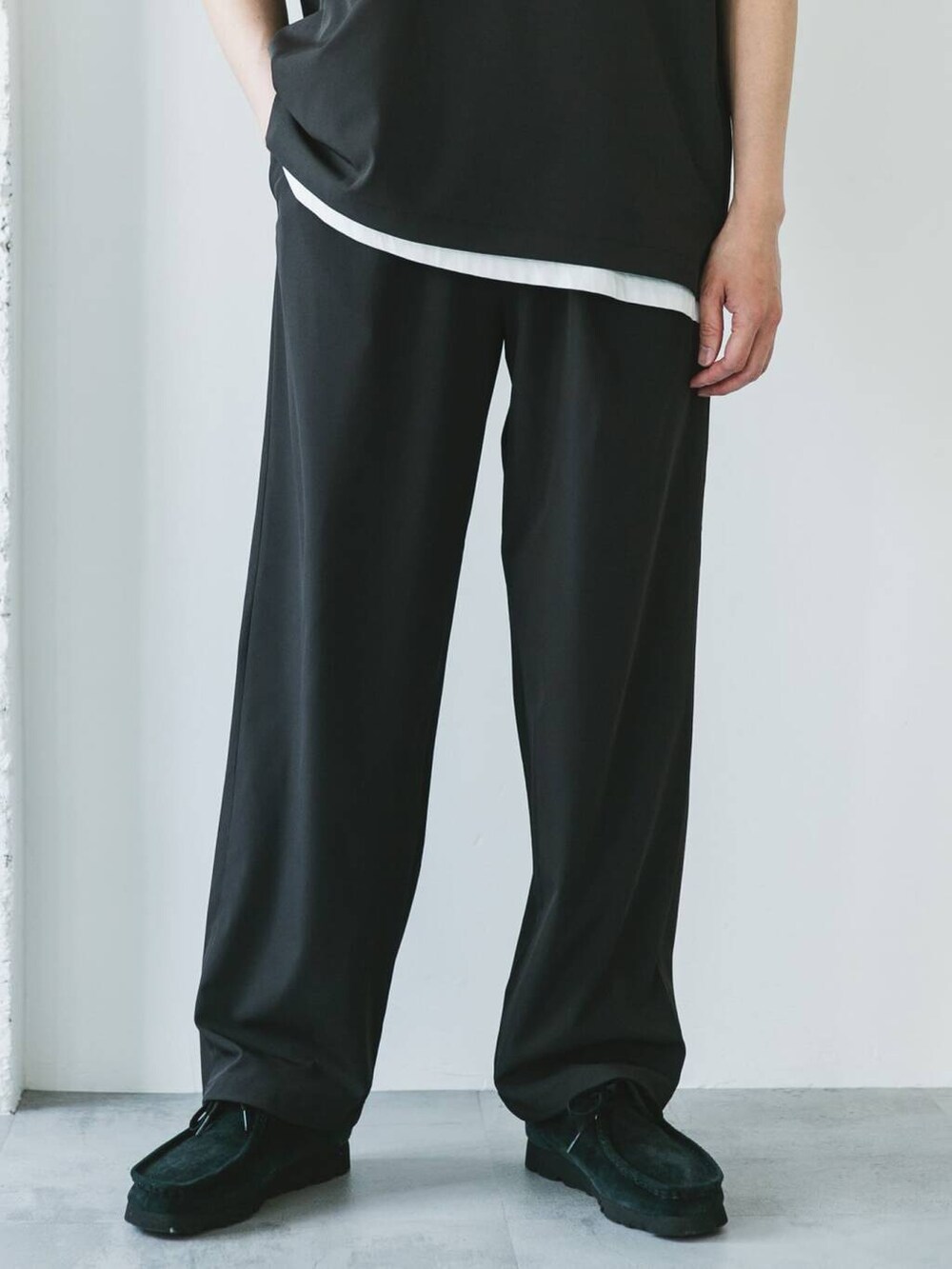 ブラック系のその他パンツ、ブルー系のTシャツ/カットソーを着用したメンズの春コーディネートの3枚目の写真