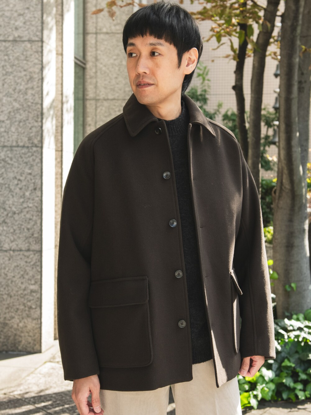 ブラウン系のその他アウター、ホワイト系のその他パンツを着用したメンズの秋コーディネートの2枚目の写真