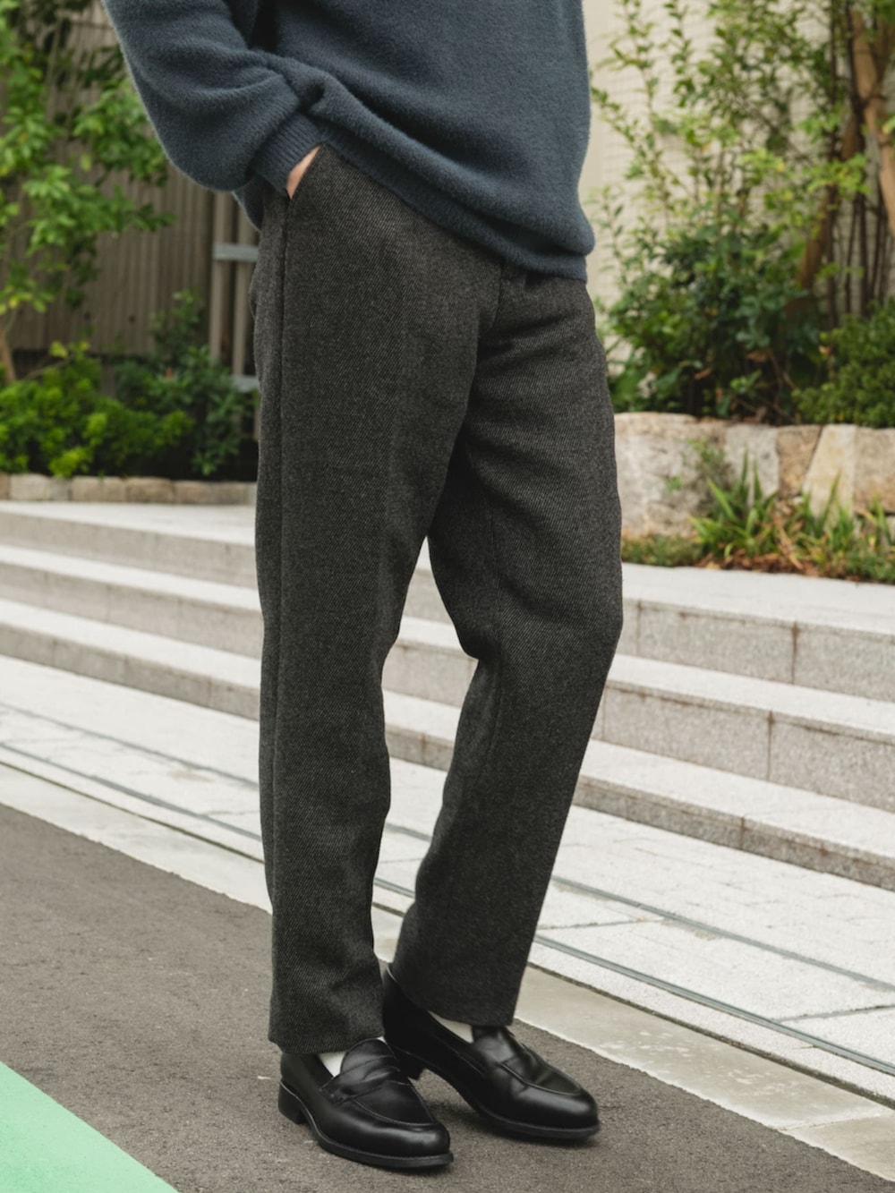 グレー系のその他パンツを着用したメンズの秋コーディネートの2枚目の写真