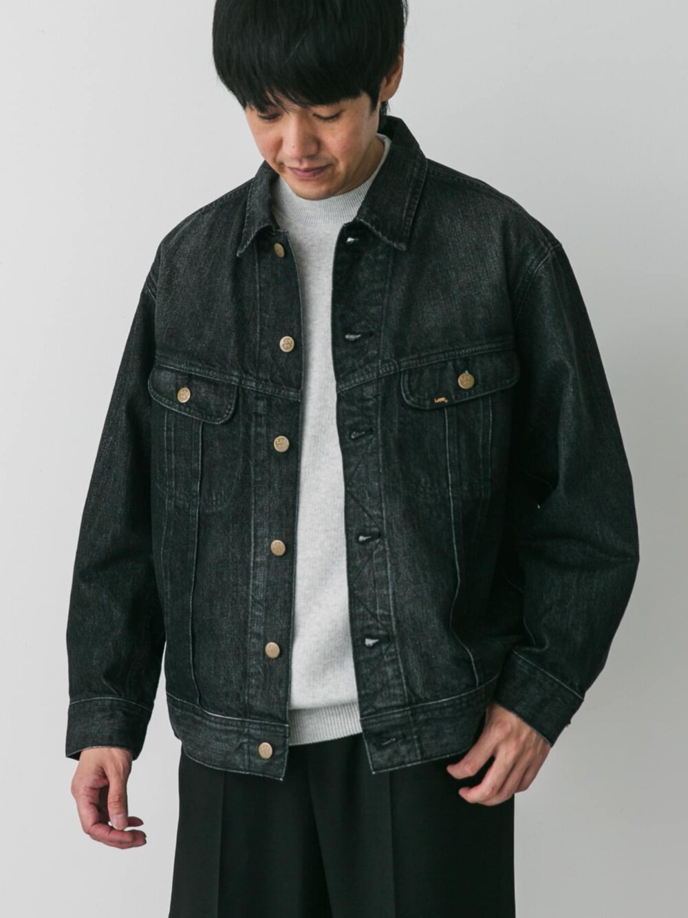 ブラック系のデニムジャケットを着用したメンズの夏コーディネートの2枚目の写真