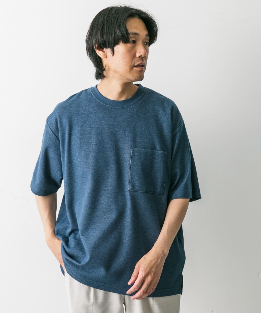 ブルー系のTシャツ/カットソー、ホワイト系のその他パンツ、ベージュ系のサンダルを着用したメンズの夏コーディネートの2枚目の写真