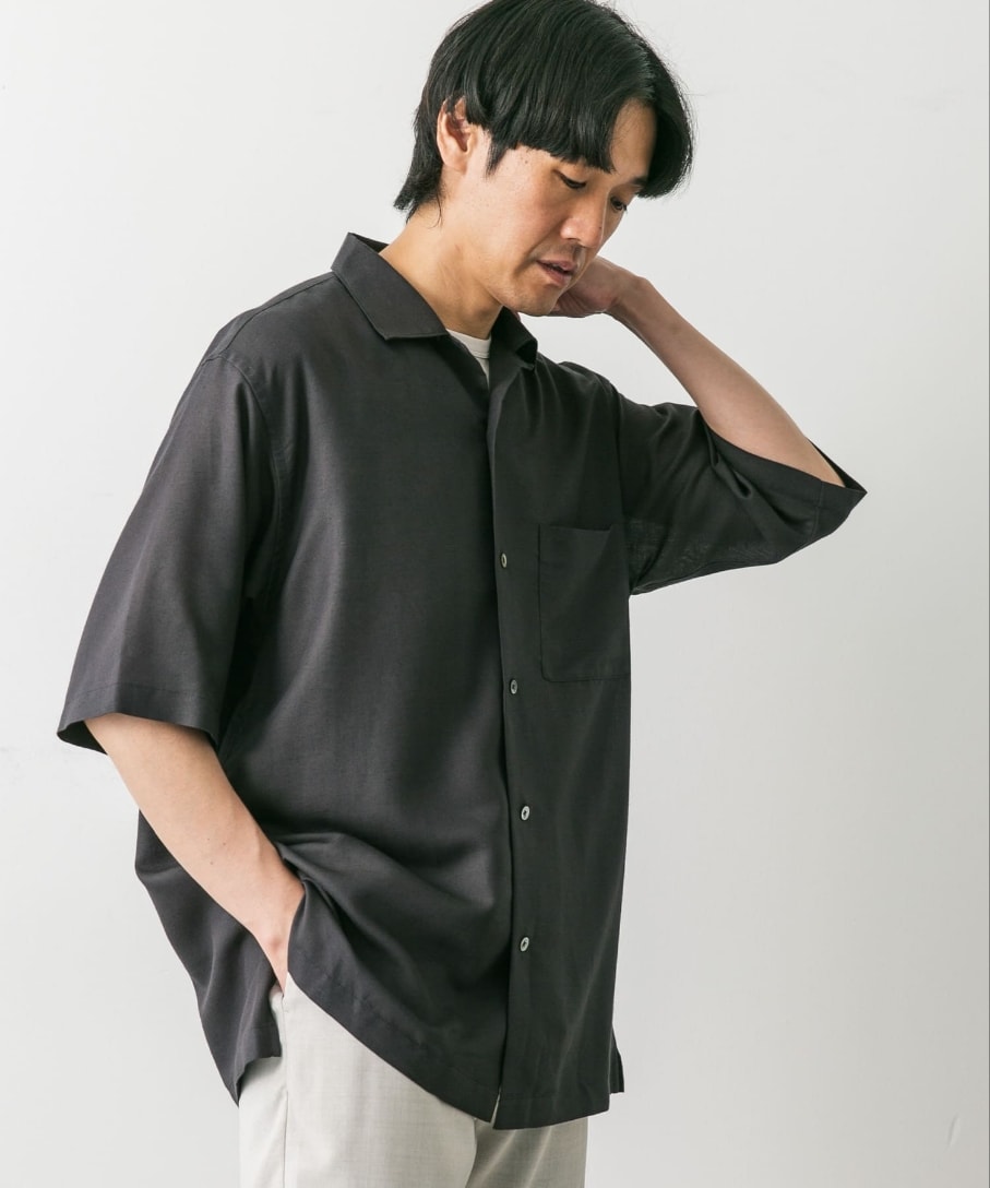 グレー系のシャツ/ブラウス、ホワイト系のその他パンツ、ブラック系のサンダルを着用したメンズの夏コーディネートの2枚目の写真