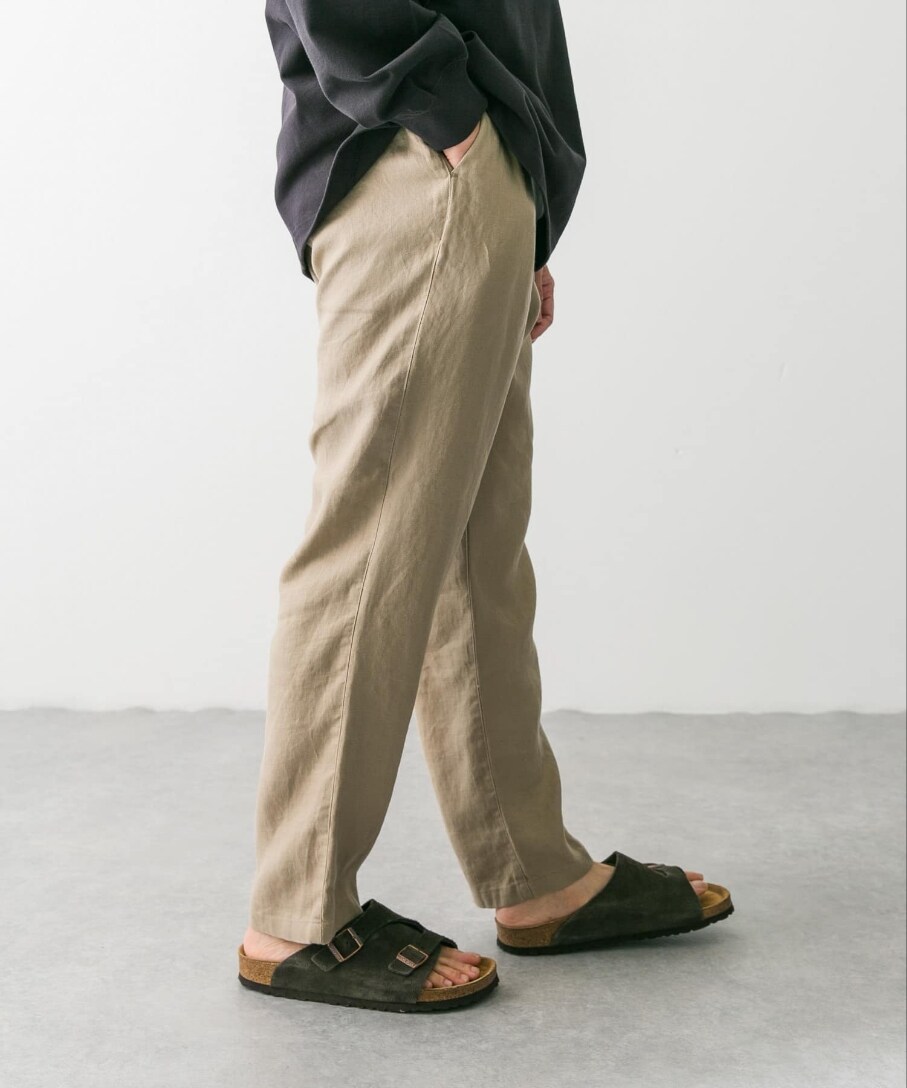 グレー系のTシャツ/カットソー、ブラウン系のその他パンツを着用したメンズの春コーディネートの2枚目の写真