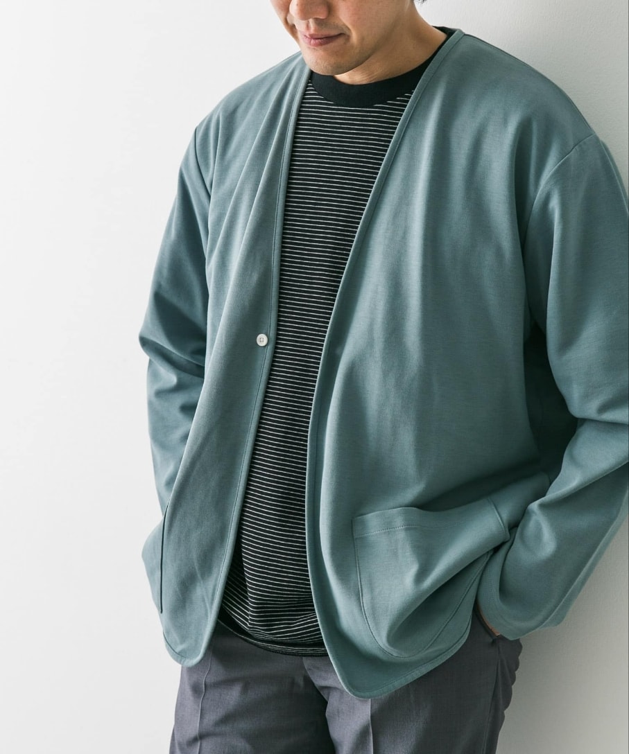 ブルー系のカーディガン/ボレロ、ブラック系のTシャツ/カットソー、グレー系のその他パンツを着用したメンズの春コーディネートの2枚目の写真