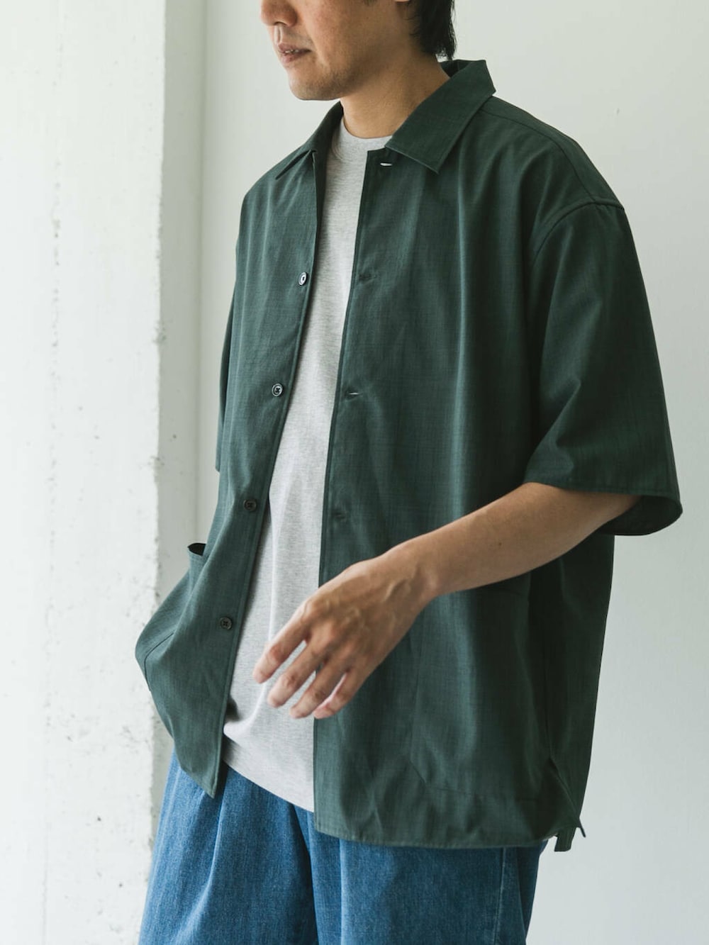 「デニム、イージーパンツ、半袖シャツ、doors、URTECH、機能性素材、イージートラウザー、hanes、ショートスリーブシャツ、リネンブレンド、dryluxe」｜「HANESの『別注』Hanes×DOORS　BEEFY-T DOORS FIT Short-Sleeve（Tシャツ/カットソー、グレー系）」を使った、Taniさん（メンズ・172cm）の夏コーディネートの2枚目の写真
