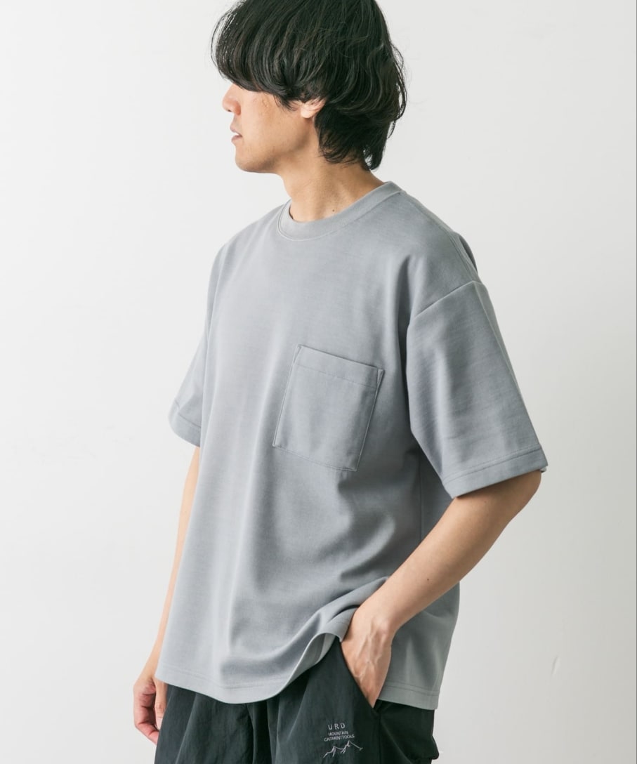 グリーン系のTシャツ/カットソー、ブラック系のその他パンツを着用したメンズの夏コーディネートの2枚目の写真
