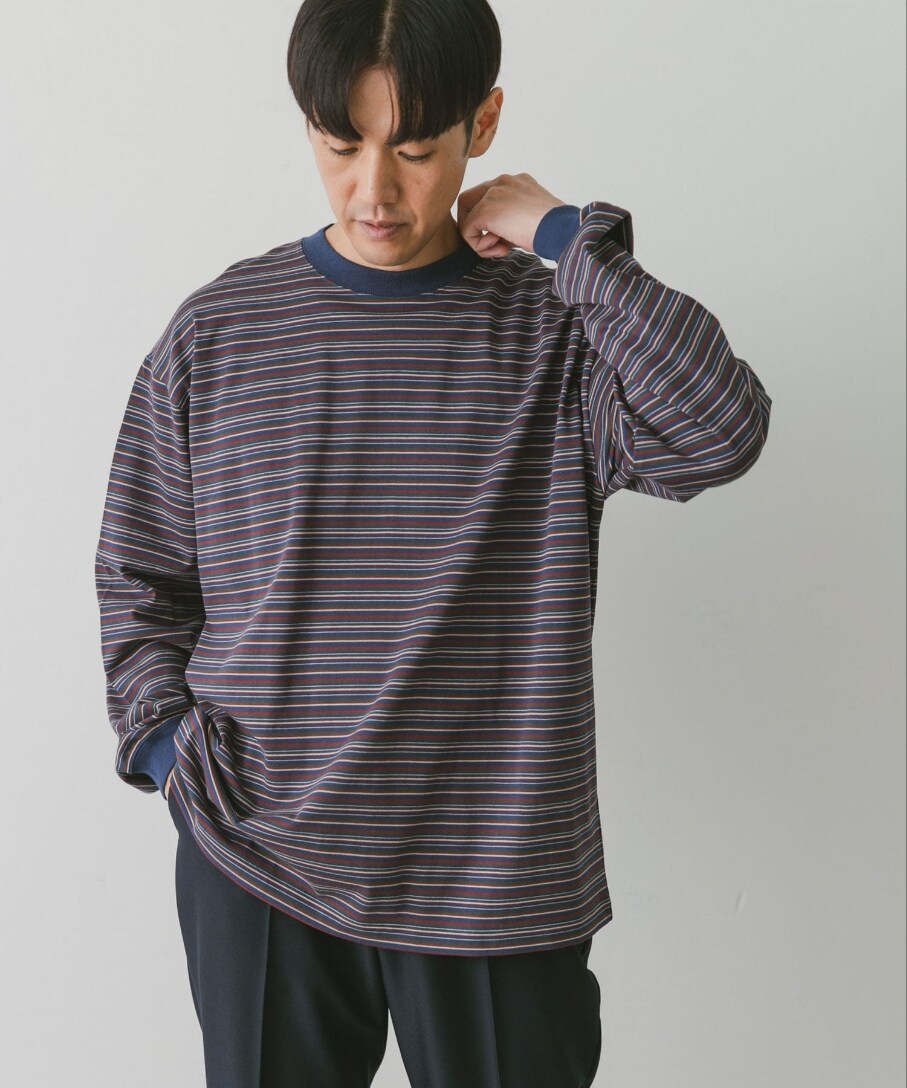 ブルー系のTシャツ/カットソー、ブルー系のその他パンツを着用したメンズの秋コーディネートの2枚目の写真