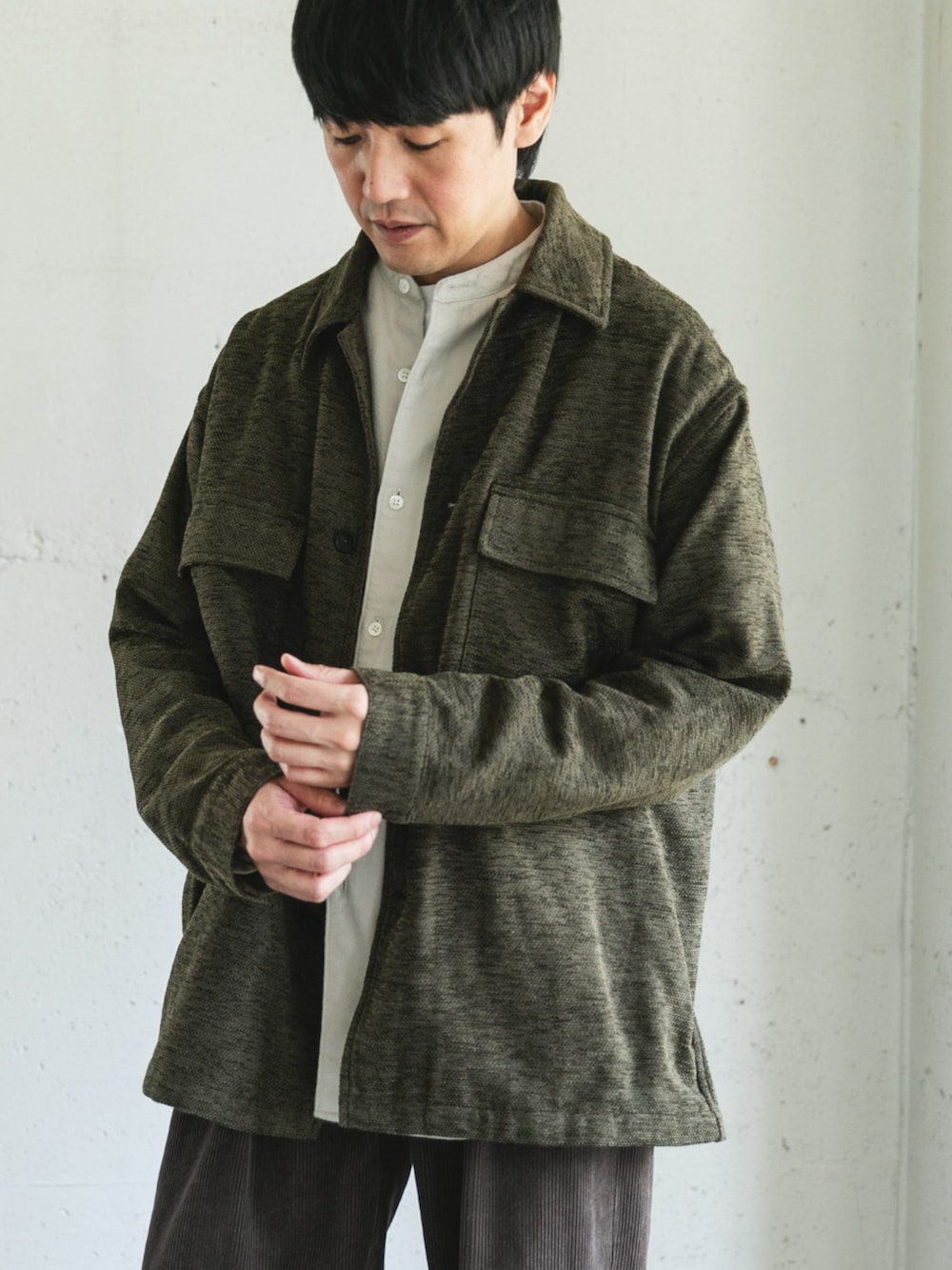 グリーン系のその他アウターを着用したメンズの秋コーディネートの2枚目の写真