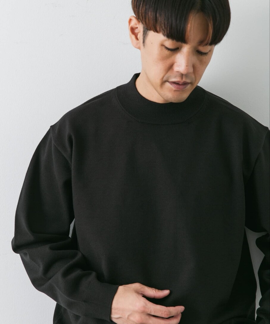 ブラック系のニット/セーター、グレー系のその他パンツを着用したメンズの秋コーディネートの2枚目の写真