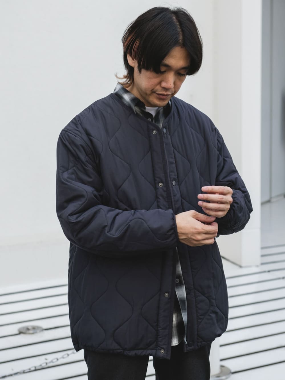 ブラック系のシャツ/ブラウス、ブルー系のダウンジャケット/コートを着用したメンズの秋コーディネートの2枚目の写真