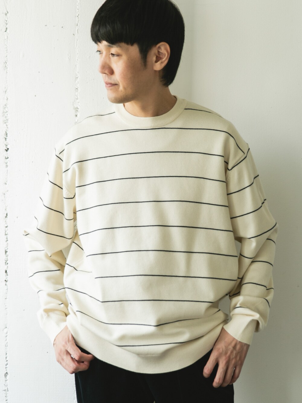 ホワイト系のニット/セーターを着用したメンズの秋コーディネートの2枚目の写真