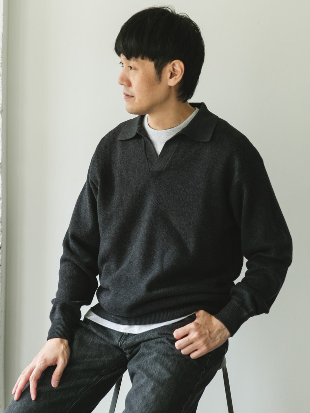 グレー系のニット/セーターを着用したメンズの秋コーディネートの2枚目の写真