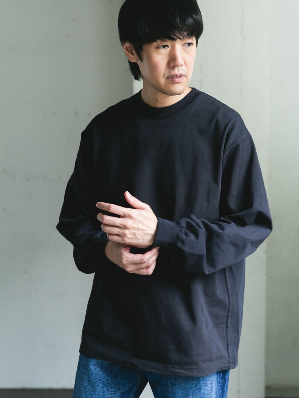 ブラック系のTシャツ/カットソーを着用したメンズの秋コーディネートの2枚目の写真