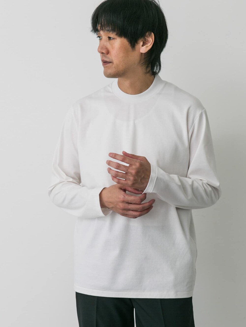 ブルー系のスーツパンツ、ブラック系のドレスシューズ、ホワイト系のシャツ/ブラウスを着用したメンズの夏コーディネートの2枚目の写真