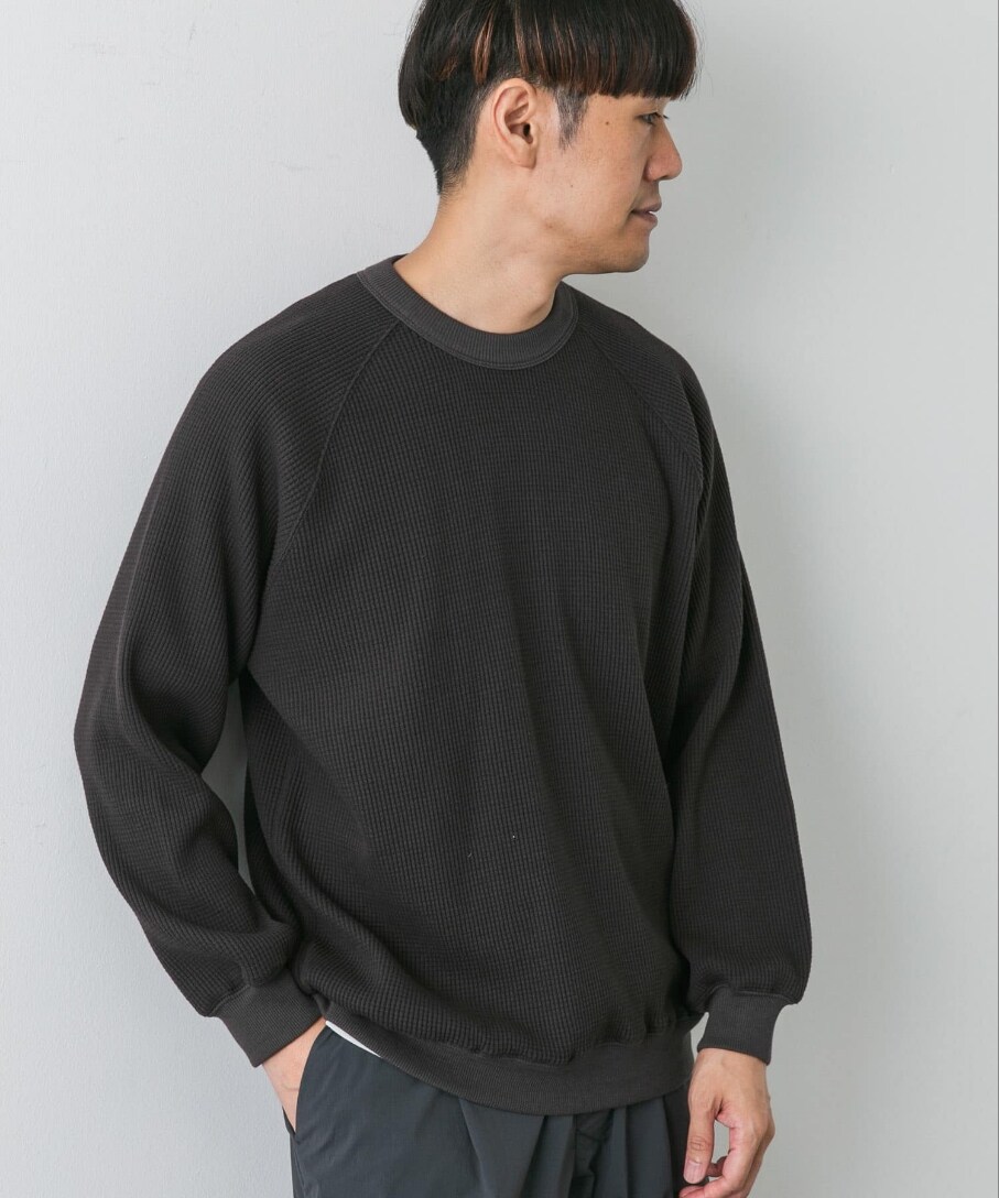 グレー系のTシャツ/カットソー、グレー系のその他パンツを着用したメンズの秋コーディネートの2枚目の写真