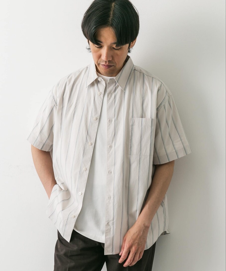 ベージュ系のシャツ/ブラウス、ホワイト系のTシャツ/カットソー、ブラウン系のその他パンツを着用したメンズの夏コーディネートの2枚目の写真