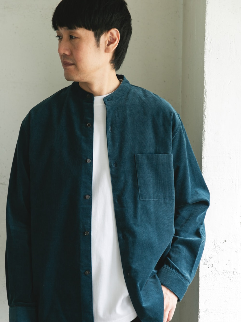 グリーン系のシャツ/ブラウスを着用したメンズの秋コーディネートの2枚目の写真