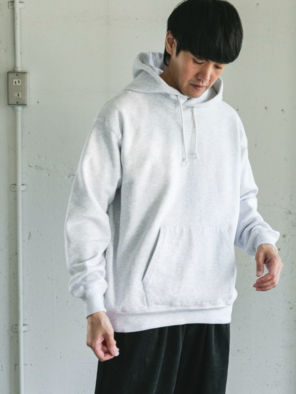 グレー系のパーカーを着用したメンズの秋コーディネートの2枚目の写真