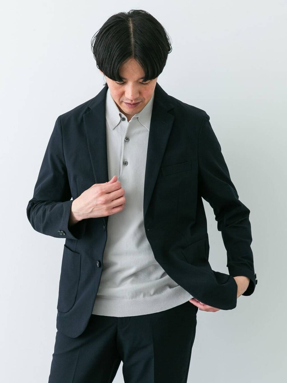 ホワイト系のシャツ/ブラウス、ブルー系のスーツパンツ、ブルー系のスーツジャケットを着用したメンズの春コーディネートの2枚目の写真