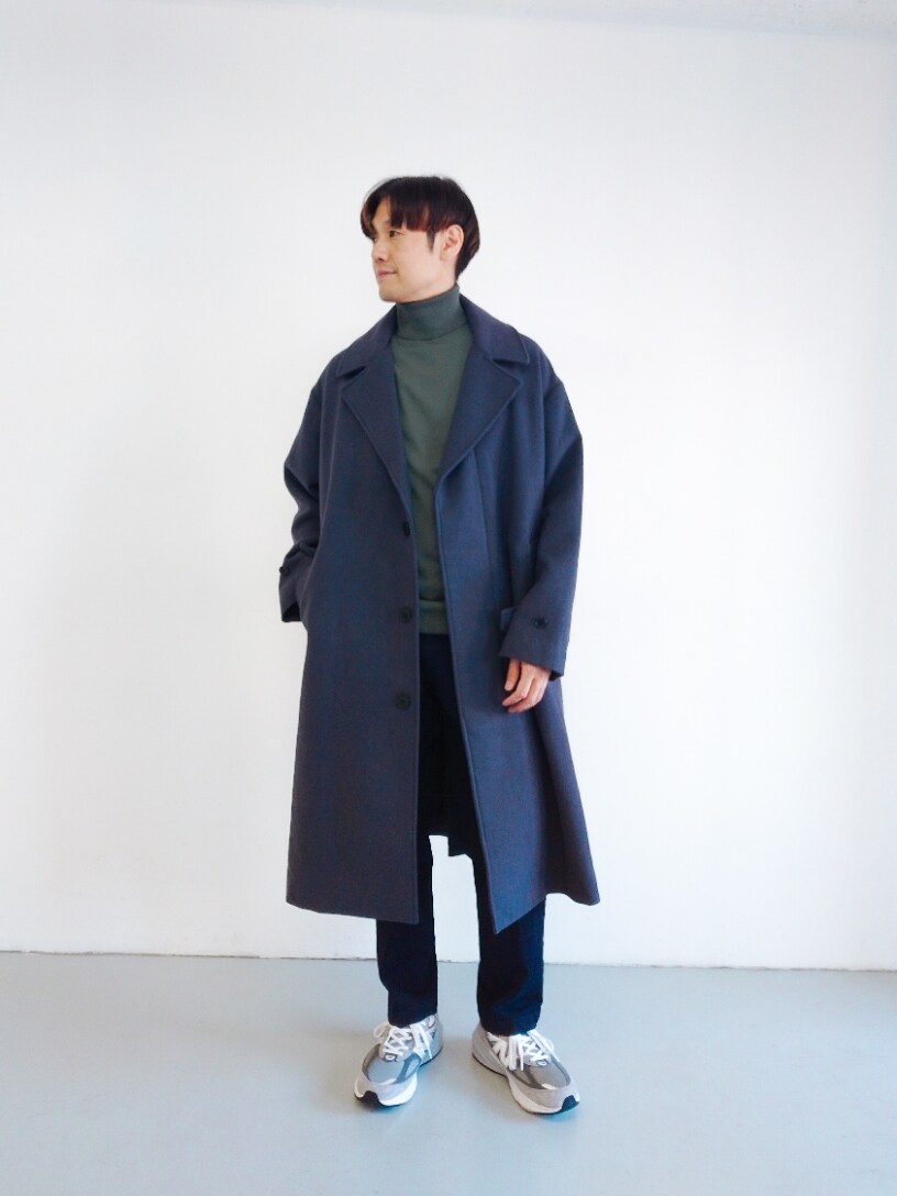 グレー系のその他アウター、ブルー系のデニムパンツを着用したメンズの秋コーディネートの2枚目の写真